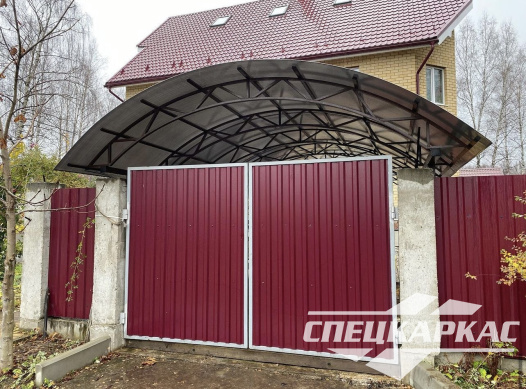 Навес из поликарбоната над парковкой автомобиля перед гаражом №73 - фото 1681