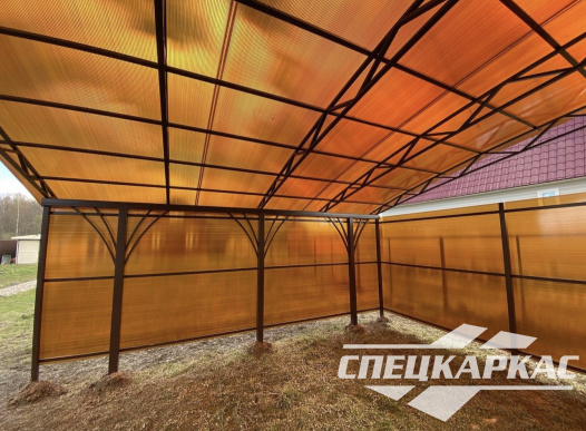 Навес из поликарбоната к дому для автомобиля с закрытыми стенками №35 - фото 1315